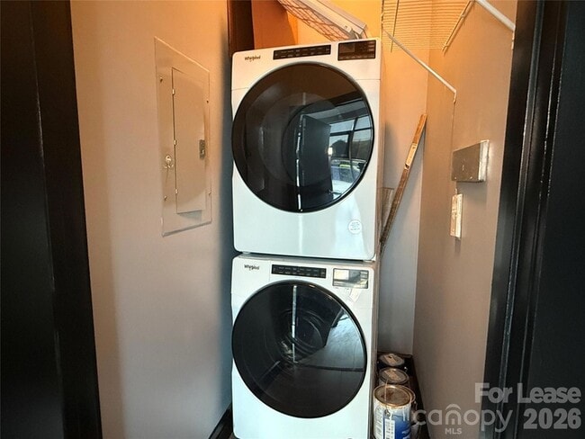 Building Photo - 333 W Trade St