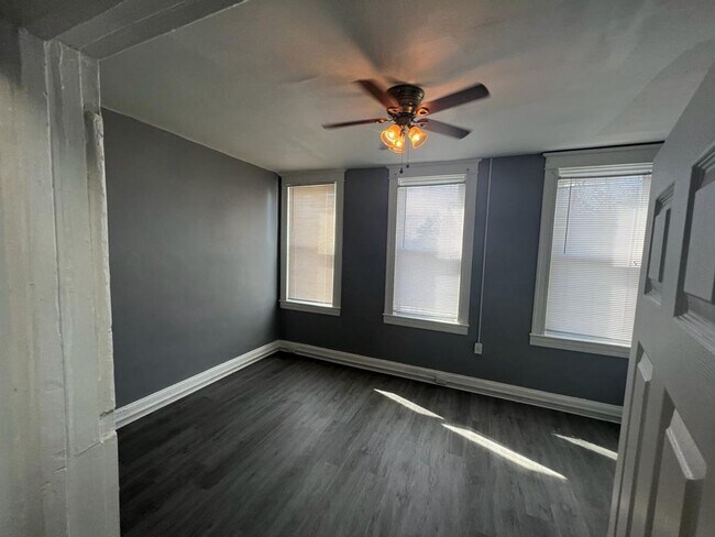 Building Photo - Big 2 bedroom home, fully rehabbed with la...