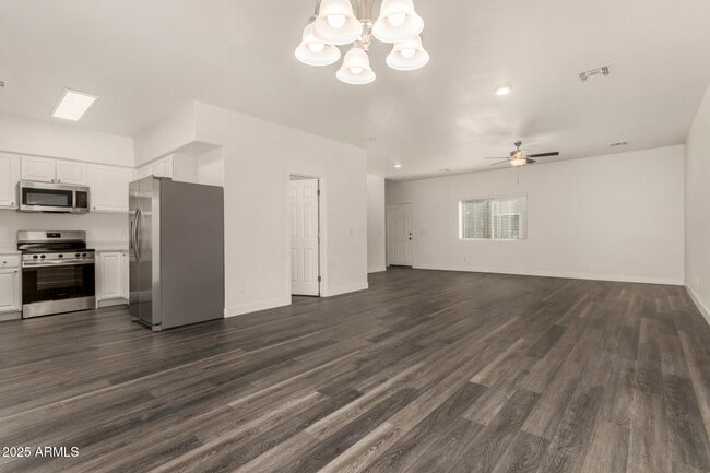 Building Photo - 2838 E Tracy Ln