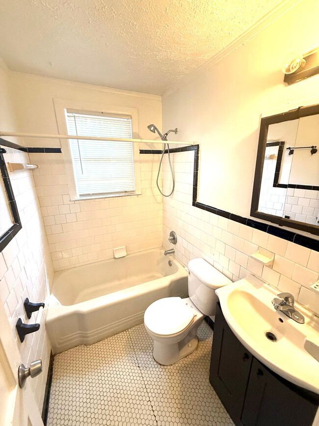 Building Photo - ** 3 bed 1 bath located close to downtown ** Call 334-366-9198 to schedule a self-showing