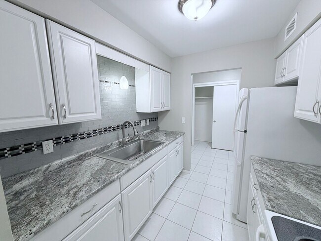 Building Photo - Large 1BR Condo with Patio, Heated Parking, Pool, Sauna & Tennis Courts!