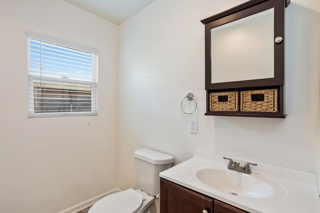 Building Photo - Gorgeous Upgraded home in Roseville