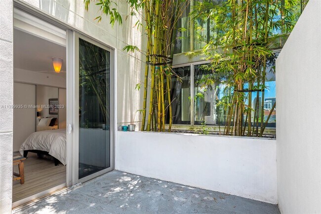 Building Photo - 9940 W Bay Harbor Dr