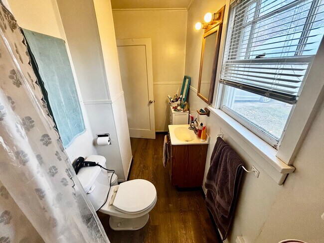 Building Photo - 404 S Van Buren St