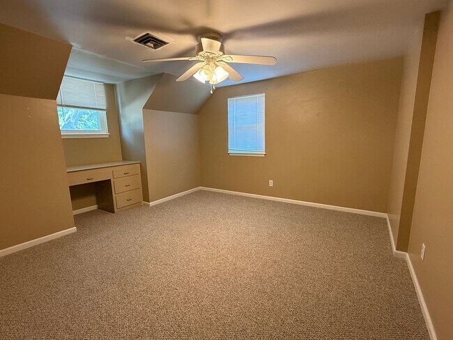 Building Photo - Spacious 4BR House in Tulsa