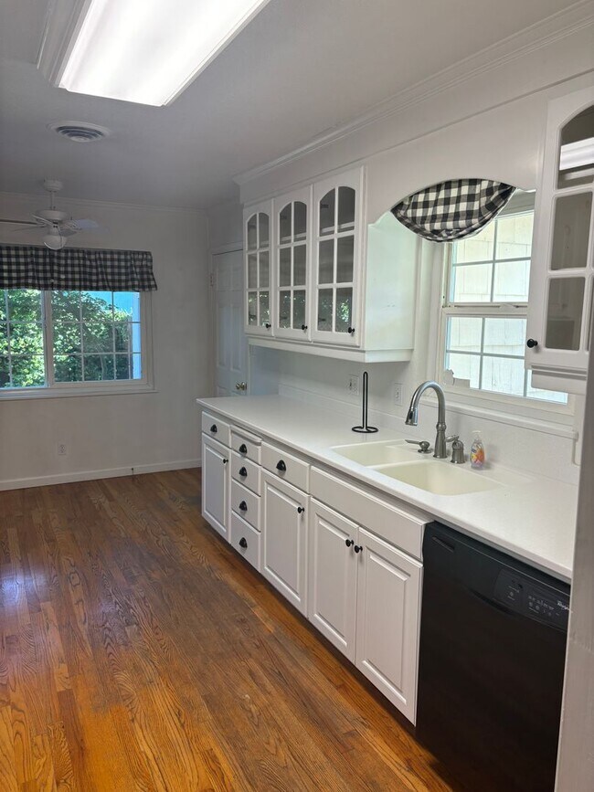 Building Photo - 3 B/R 2 BA Charming house AVAILABLE NOW!!