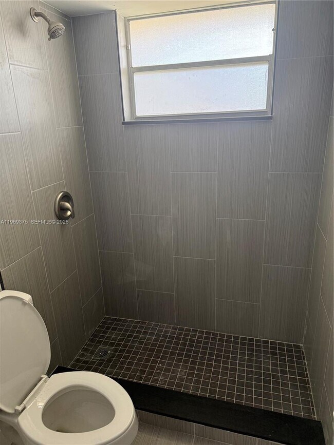 Building Photo - 1333 E Hallandale Beach Blvd