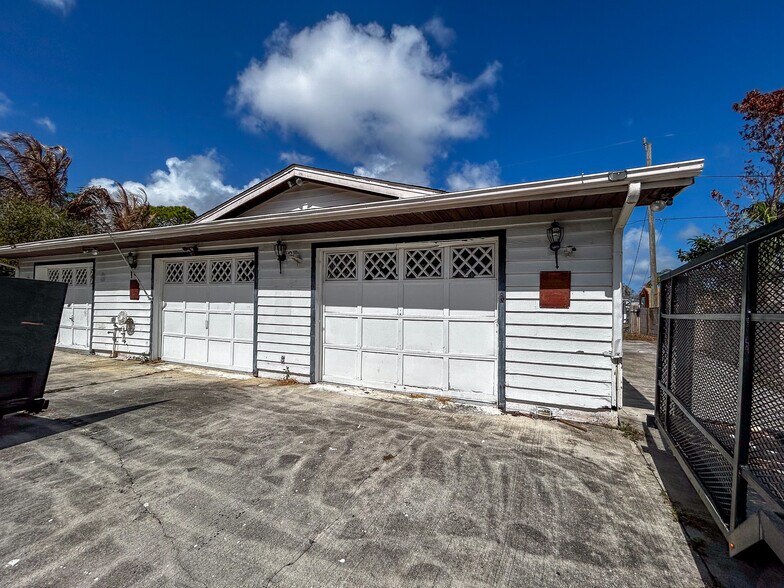 Building Photo - 325 NW Rebecca Ave