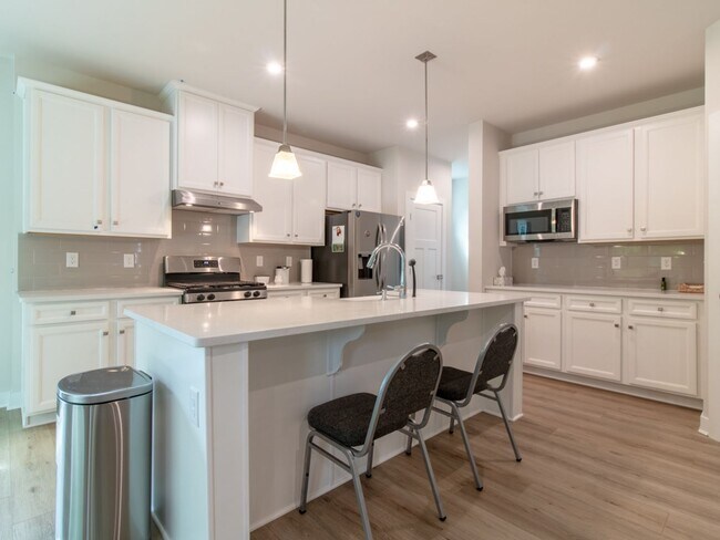 Building Photo - WINTER RENTAL - 3 BED 2.5 BATH SINGLE FAMI...