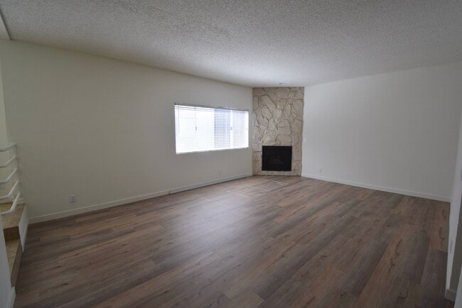 Building Photo - 11315 Moorpark St