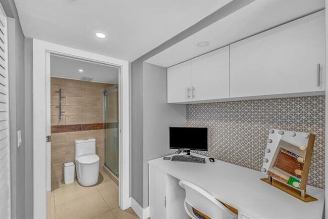 Building Photo - 7601 E Treasure Dr