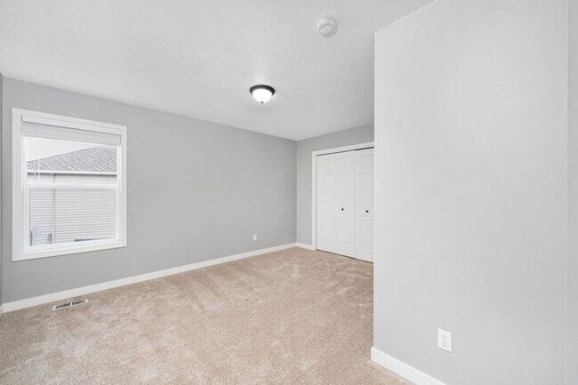 Building Photo - Stunning 4 bedroom, 2.5 bathroom home!! Must See!!