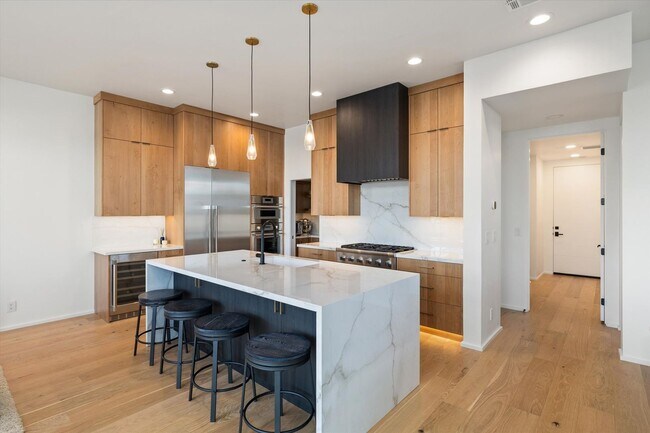 Building Photo - Waterfront End-Unit | 3 Bed | 3 Bath | 2,189 Sq. Ft. | Gated Community | Luxury Lake Living