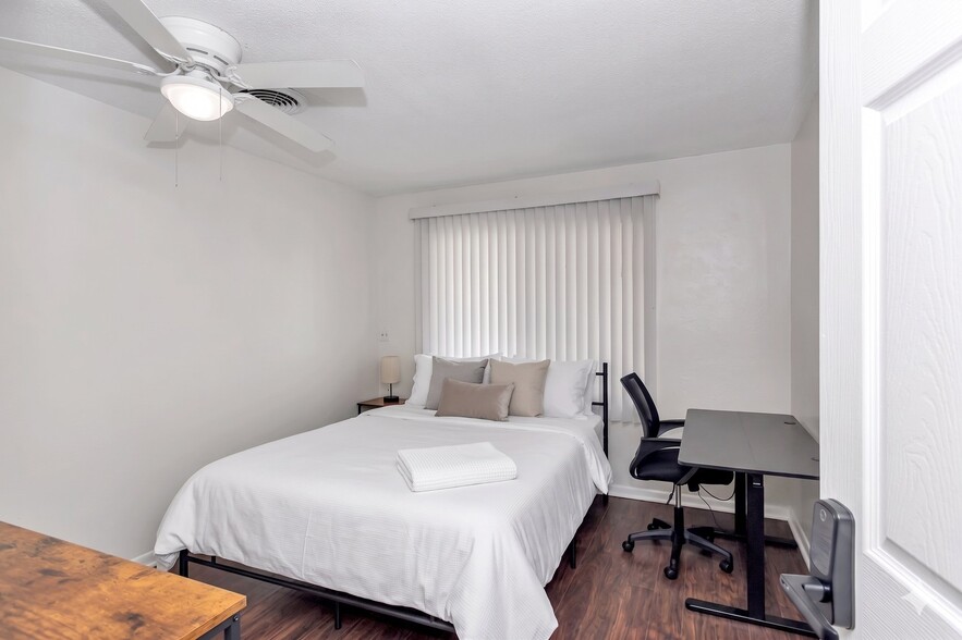 Building Photo - 1031 NE 39th Ct