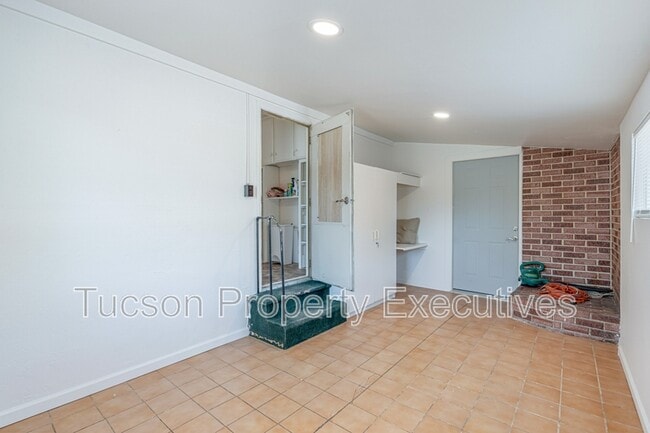 Building Photo - 16301 N Ave Del Canada