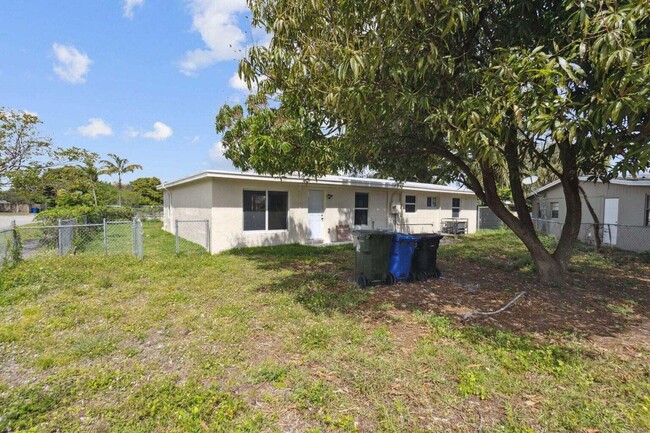 Building Photo - 1530 NW 18th Ct