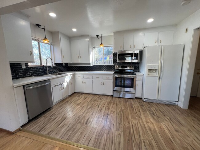 Building Photo - Recently Renovated 2 Bedroom Home near Han...