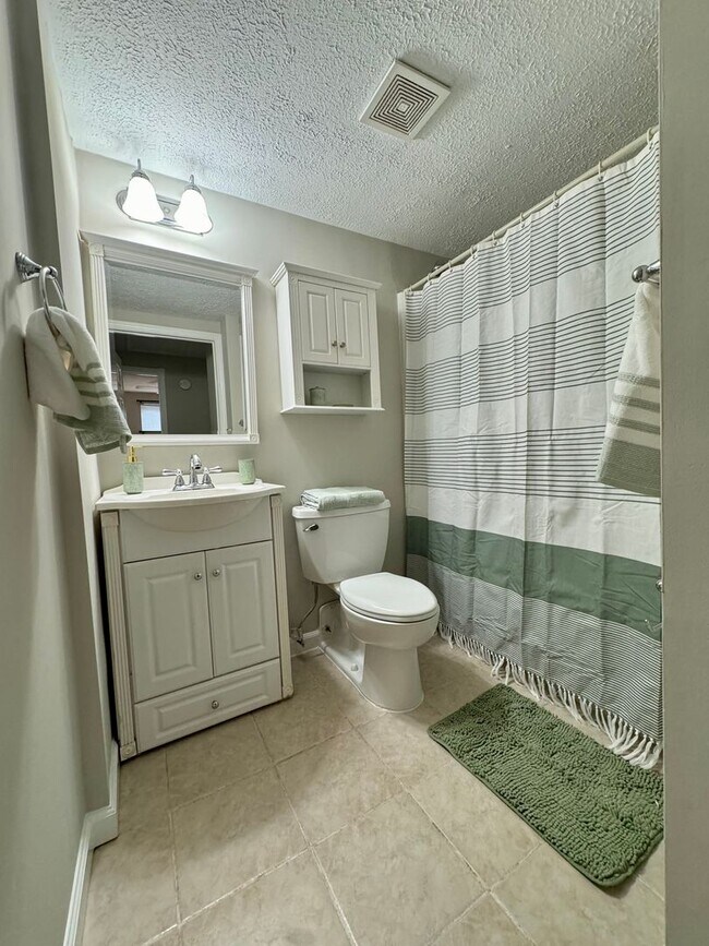Building Photo - 501 Ashwood Dr