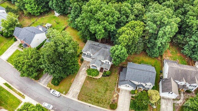 Building Photo - 8256 Chatham Oaks Dr