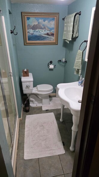 Private Bathroom - 1415 W 49th St