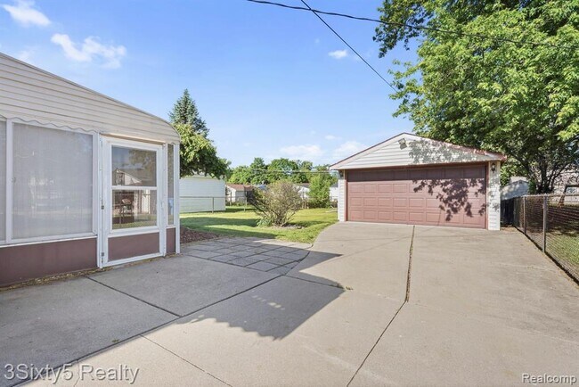 Building Photo - 5048 Glenis St