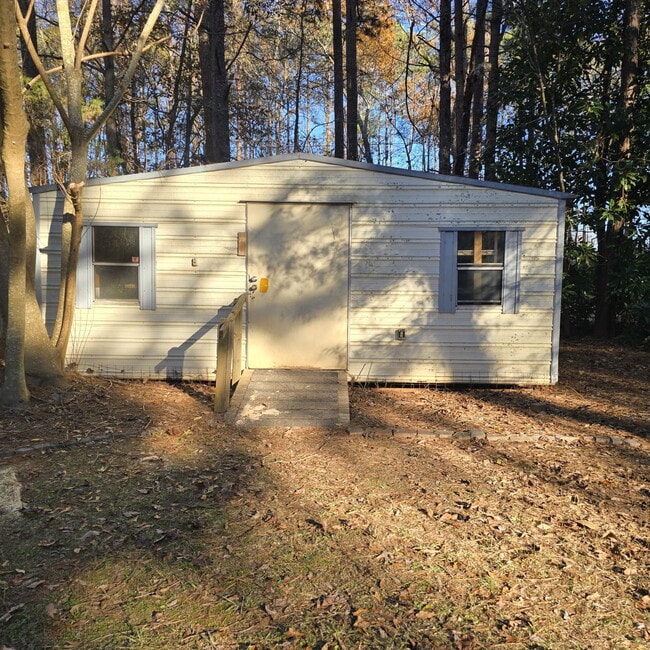 Building Photo - Private 3-Bdr 2 Full Bath Ranch with large fenced backyard and workshop.