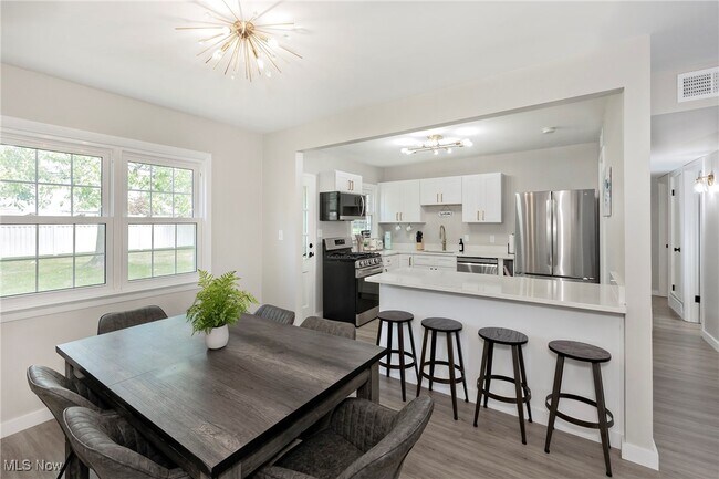 Building Photo - 754 Hemlock Dr