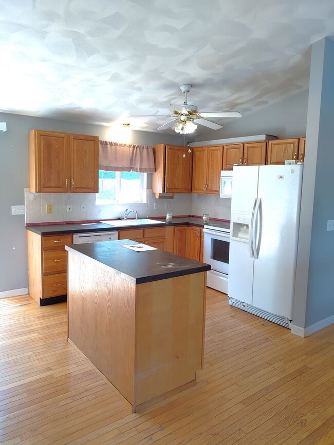 Building Photo - ****Cranston West/Stonehill - Single Famil...