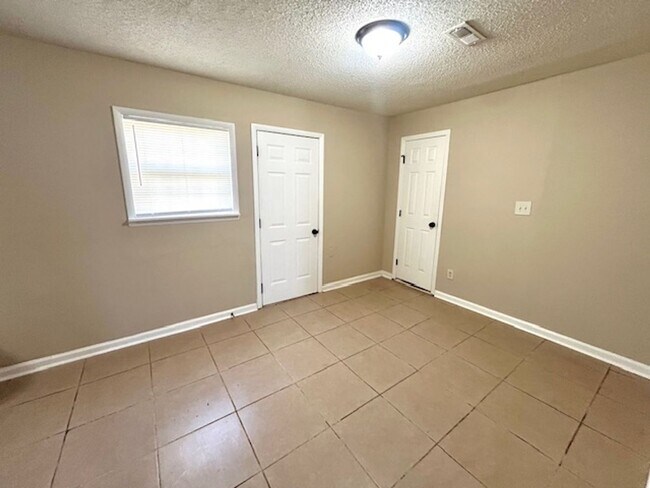 Building Photo - THREE BEDROOM HOME - CLOSE TO ALABAMA A&M