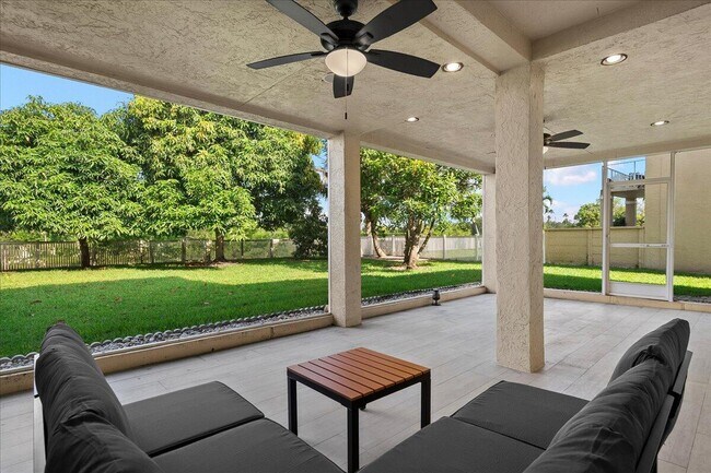 Building Photo - 2447 Country Golf Dr