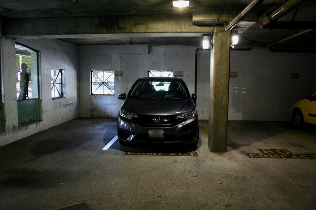 Building Photo - 3028 Western Ave