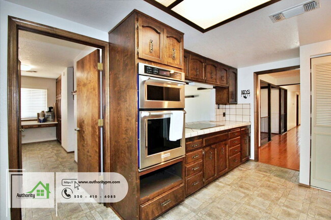 Building Photo - 20231 Margarita Ct E