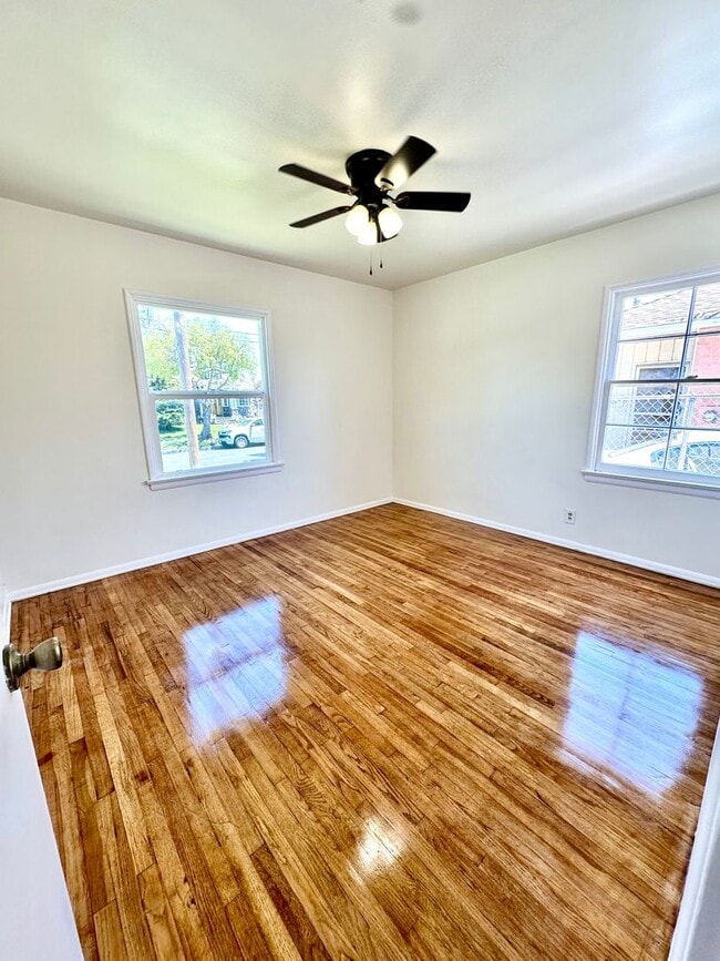 Building Photo - Single Family Home w/Backyard - 3 Bed/1 Bath