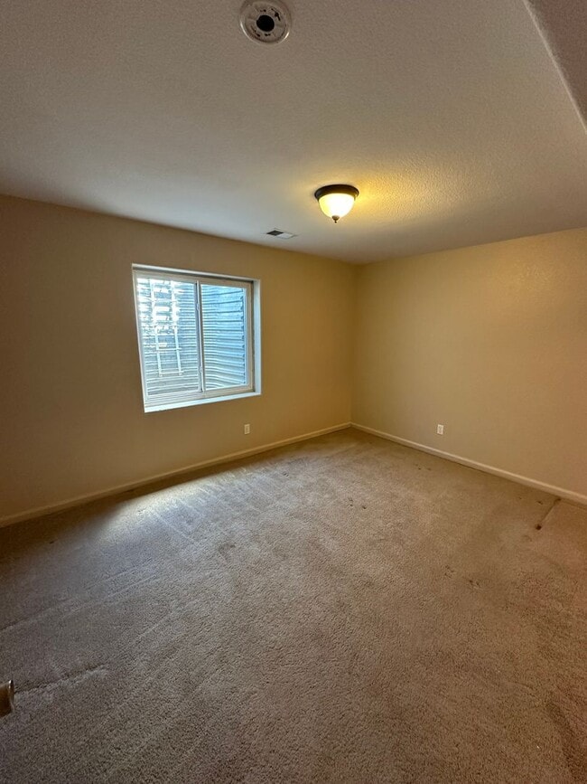 Building Photo - 4 BEDROOM, 3 BATHROOM SINGLE FAMILY HOME WITH OFFICE/BONUS ROOM & 2 CAR ATTACHED GARAGE