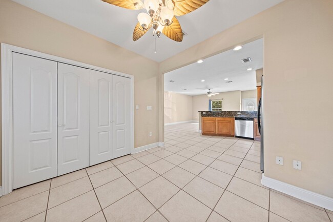 Building Photo - 528 Maple Ave