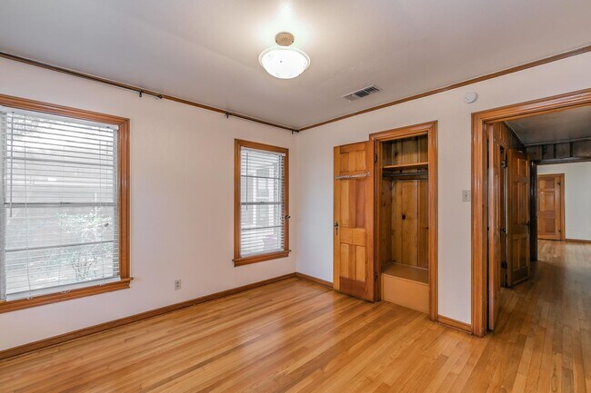 Building Photo - Charming 3 Bed, 1 Bath Cottage Near Oakhur...