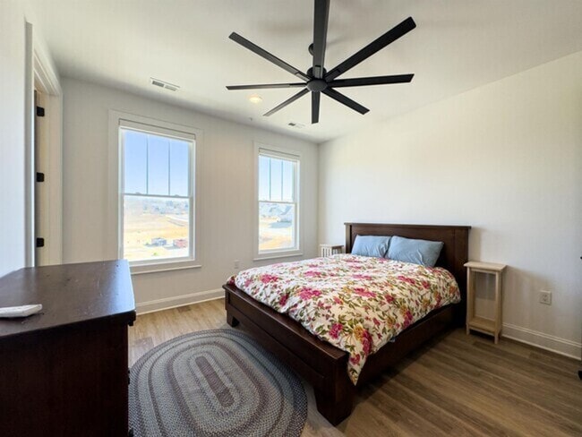 Building Photo - Gorgeous Townhome For Rent in the heart of...