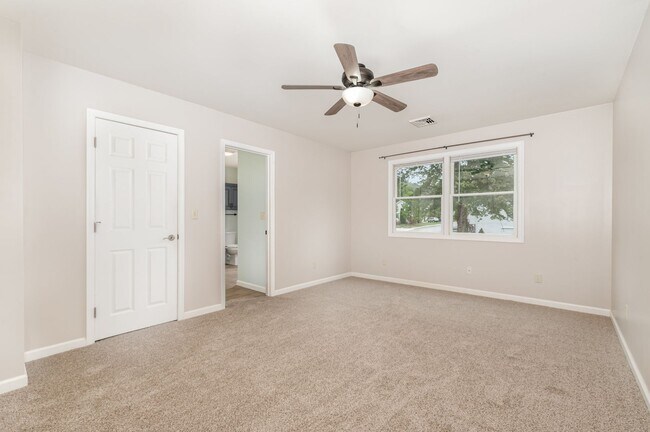 Building Photo - Spacious 3 bedroom Split level