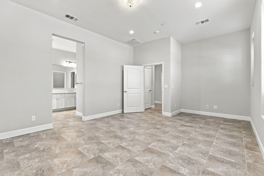 Building Photo - 2964 Bluffs Dr