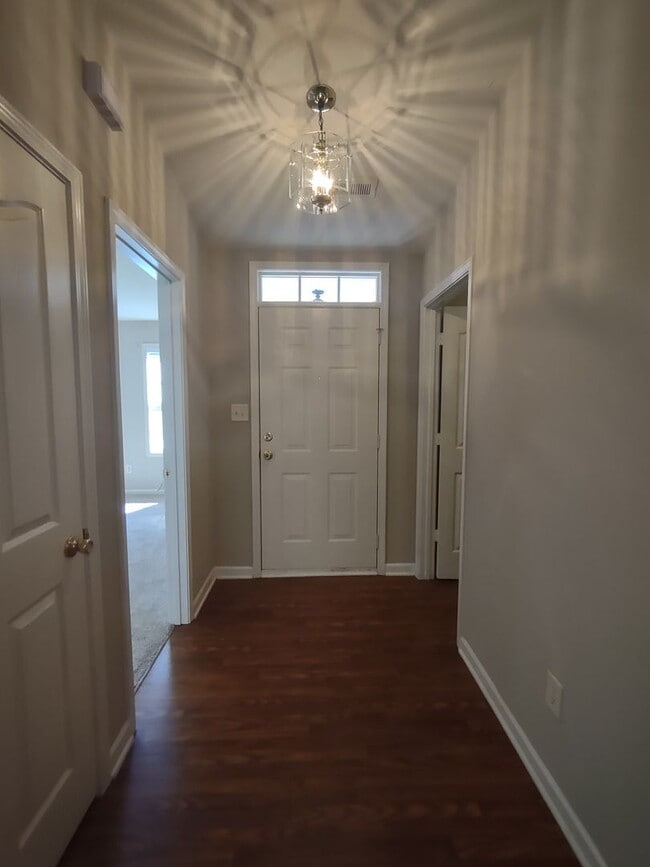 Building Photo - Pristinel Ranch Style Home located in the ...