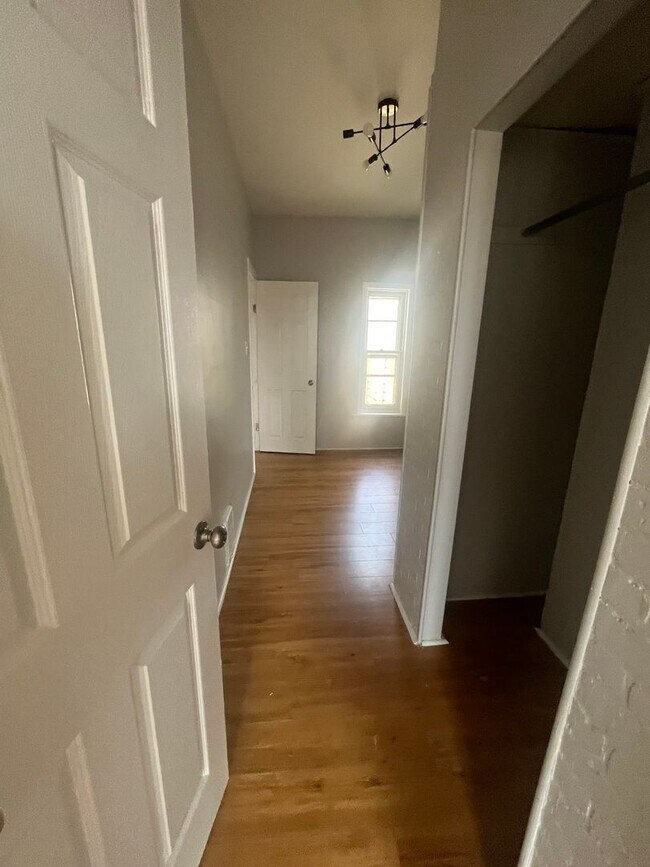 Building Photo - 3 Bedroom 1 bath house