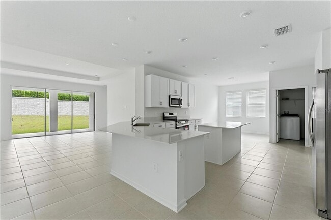 Building Photo - 2035 Rider Rain Ln