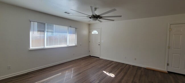 Building Photo - Great Shasta Lake Home in Country Setting, New LVP Flooring