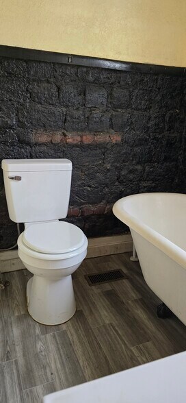 Bathroom - 534 Windsor St E