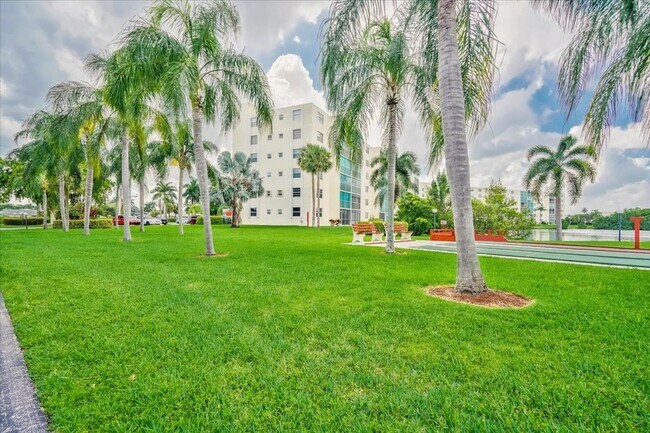 Building Photo - Meadowbrook Lakes View East Condominiums - Dania Beach