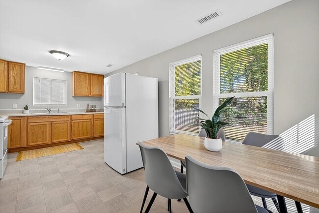 Building Photo - 830 Westwood Ave