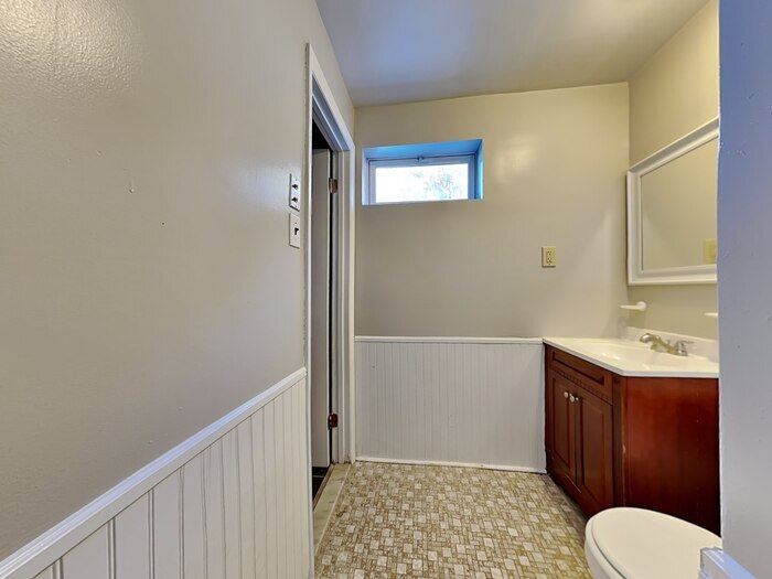 Building Photo - 657 Shore Dr