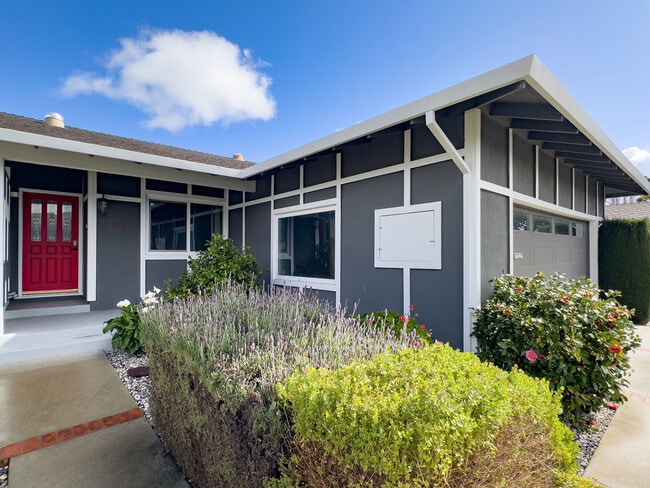 Building Photo - 685 Comet Dr