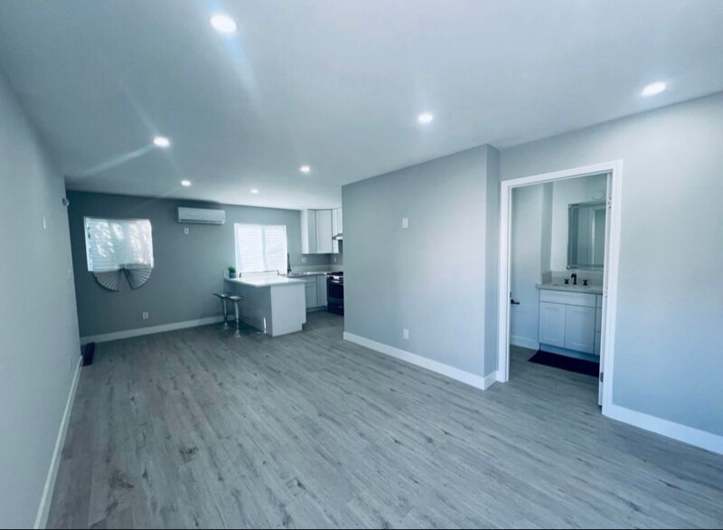 Building Photo - 2437 Cochran Ave