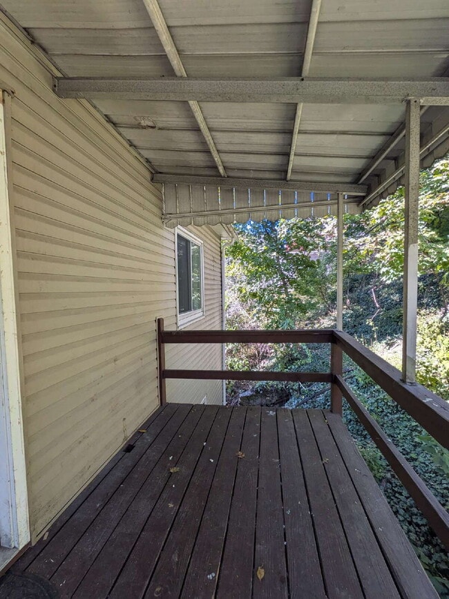 Building Photo - Renovated 2 bed 1 bath apartment in South Side!